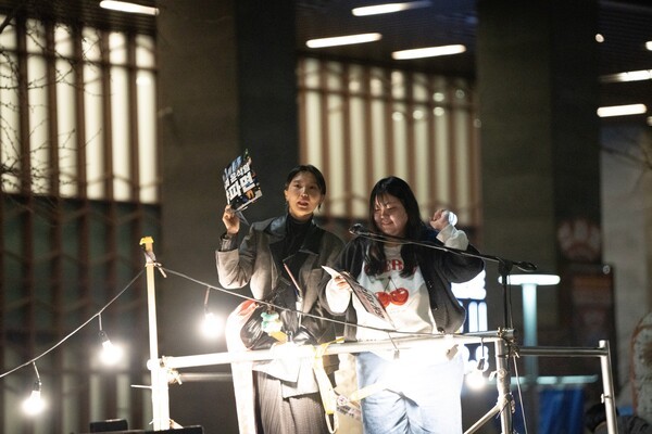 ▲비상계엄을 규탄하는 시민 집회에서 서민영 팀장이 행진 사회를 보고 있다. 오른쪽이 서면영 팀장. [본인 제공]