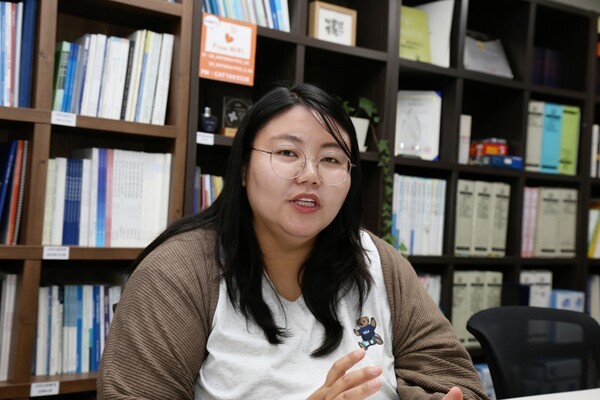 ▲ 서민영 팀장은 "윤석열 정부가 들어서면서 시민단체에 대한 악의적인 이야기들을 많이 했었는데 실제 그렇게 생각하시는 분들도 많이 계시는 것 같다. 하지만 시민사회단체들이 진짜로 무엇을 하는지 봐 주셨으면 좋겠다"라고 말한다. [이영일 기자]