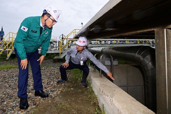 ▲이재호 연수구청장이 가스 누출 사고 현장을 살펴보고 있다. 연수구