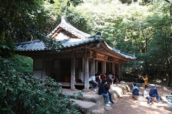 ▲스무 해 가까운 유배 생활이 끝나고 귀향한 뒤 다산은 이곳을 얼마나 그리워했을까. 가족과의 생이별과 국가 개혁의 성과가 한꺼번에 무너지는 좌절을 달래며 이곳에서 후학을 가르치고 방대한 저술 활동에 전념했다. 필자 제공