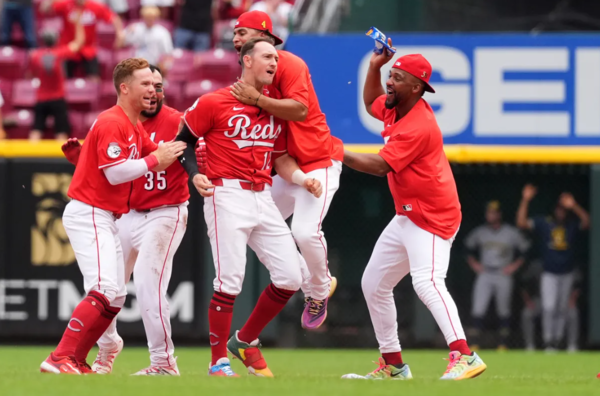 ▲끝내기안타를 치고 동료들과 기뻐하는 신시내티 레즈의 오스틴 헤이스. 게티이미지코리아