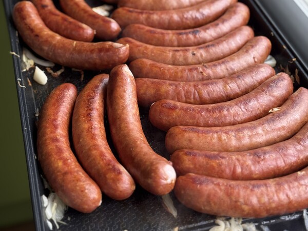 폴란드 소세지 흔히 '킬바사(Kielbasa)'라 불리는 이 소시지는 단순한 육가공품이 아니다. 폴란드인의 식탁에서 빼놓을 수 없는 문화적 상징이자 오랜 세월을 이어온 전통 음식이다.