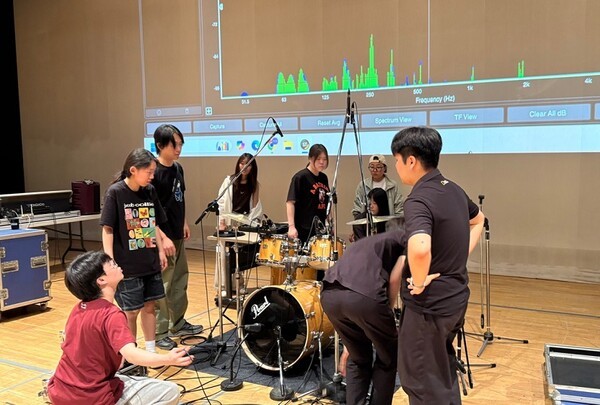 ▲조의형 음향감독은 “음악 창작공간 뮤트를 통해 15년째 음향과 예비 무대기술인 양성 동아리를 운영중인데 지금까지 3백여명이 양성됐고 그중 200여명이 현업에 종사중"이라고 자부심을 나타냈다. [수원청소년문화센터 제공]