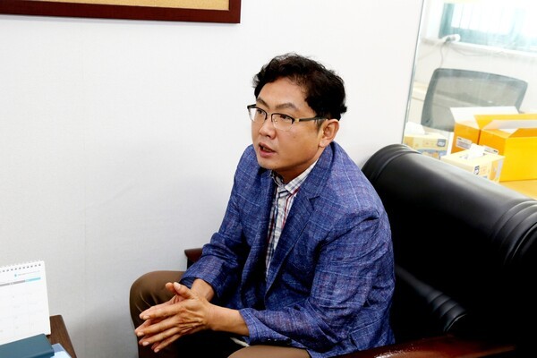 ▲최진영 센터장은 “모두가 하나돼 강한 자긍심으로 청소년 문화를 선도해 나가는 청소년지도사들과 직원들을 보며 거꾸로 내가 배울게 많다고 늘 생각한다“고 말했다. [이영일 기자]