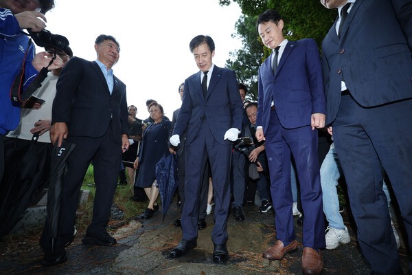 ▲​조국혁신당 조국 혁신정책연구원장이 26일 광주 북구 운정동 민족민주열사묘역을 찾아 전두환 전 대통령의 비석을 밟고 있는 모습.연합뉴스​