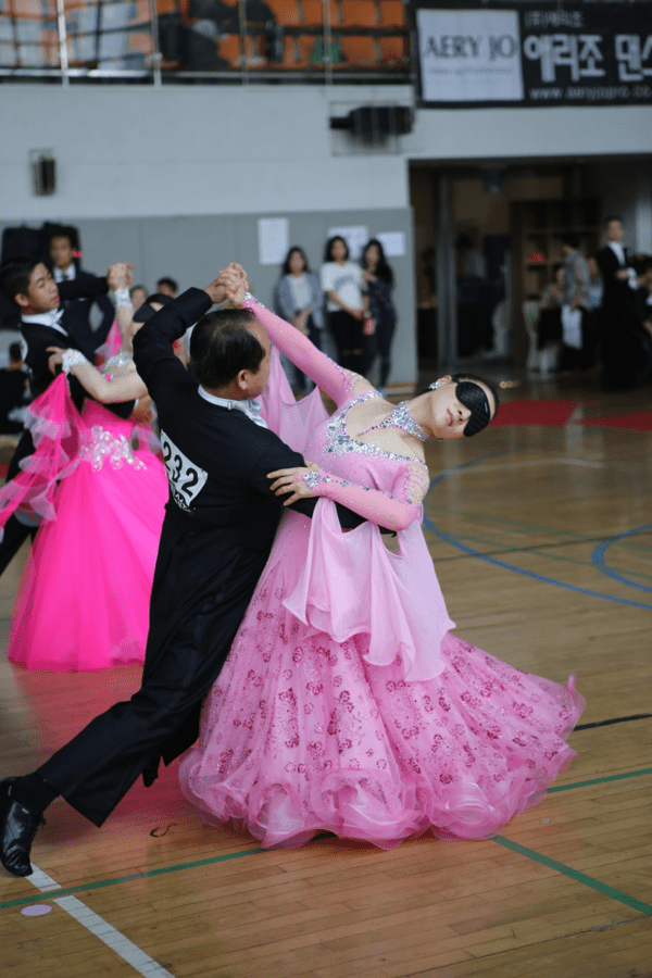 ▲시각장애인은 시력 차이의 공평함을 위해 안대를 하고 경기에 임한다. 필자 제공