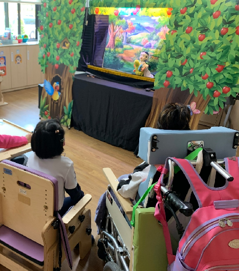 ▲2021년 성탄절 환아들을 위해 인형극으로 재능기부하는 필자. 조승현  작가 제공