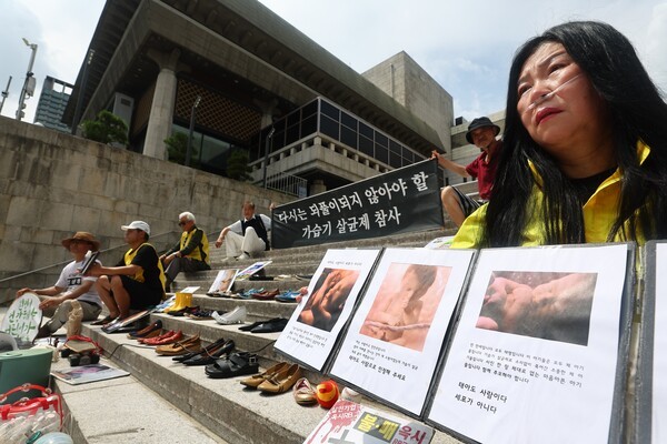 ▲가습기살균제 참사 피해자 및 유족들과 환경보건센터 등 단체 회원들이 28일 서울 종로구 세종문화회관 계단에서 가습기살균제 참사 14주년 기자회견을 열고 있다. 연합뉴스