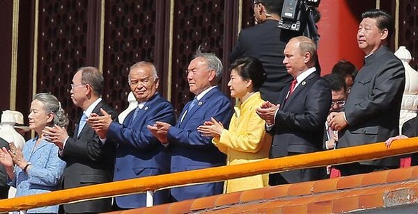 ▲2015년 9월 3일 소위 중국 전승절 70주년 열병식을 참관한 각국 정상들. 오른쪽 부터 시진핑 중국 국가주석, 블라디미르 푸틴 러시아 대통령, 박근혜 대통령, 누르술탄 나자르바예프 카자흐스탄 대통령, 이슬람 카리모프 우즈베키스탄 대통령, 반기문 유엔사무총장 부부.