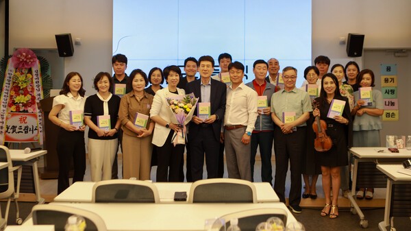 ▲북콘서트가 끝난뒤 독자들과기념촬영