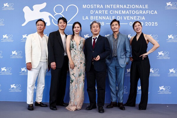 ▲ 지난 29일 베네치아국제영화제 참석한 박찬욱 감독과 '어쩔수가없다' 배우들. 로이터/연합뉴스