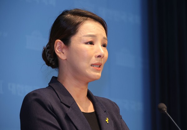 ▲ 조국혁신당 강미정 대변인이 4일 서울 여의도 국회 소통관에서 당내 성비위 의혹과 관련한 탈당 기자회견을 하고 있다. 연합뉴스