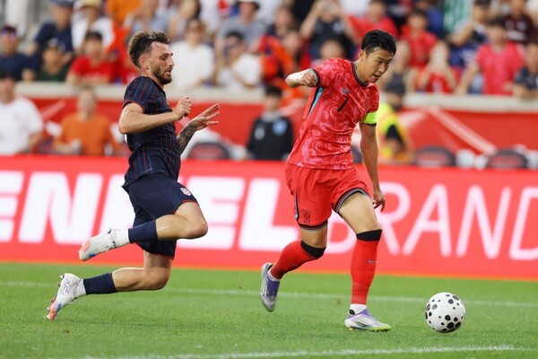 ▲손흥민이  미국 수비수 트리스탄 블랙먼을 제치고 첫 골을 터뜨리고 있다. AFP연합뉴스