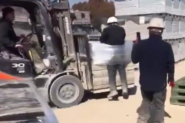 ▲전남 나주의 한 벽돌 생산 공장에서 스리랑카 국적의 이주노동자를 화물에 결박하고 지게차로 들어 올리는 인권유린 사건이 발생했다. 광주전남이주노동자네트워크가 확보한 이 영상에는 이곳 노동자가 이주노동자 A씨를 비닐로 벽돌에 묶어 지게차로 옮기는 모습과 이 모습을 보고 웃으며 휴대전화로 촬영하는 다른 노동자의 모습 등이 담겨 있다. 광주전남이주노동자네트워크 제공