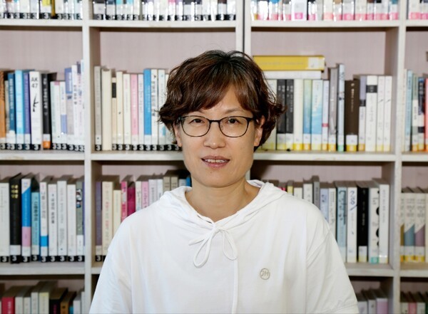 ▲부산의 ‘이주와 인권 연구소’ 이한숙 소장은 20년동안 이주민의 인권을 위해 활동하고 연구해 온 이주 인권운동의 전문가다. 이영일 기자