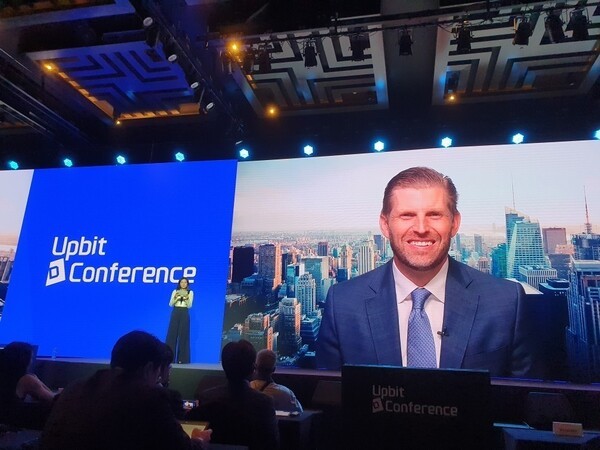 ▲도널드 트럼프 미국 대통령 차남 에릭 트럼프가 9일 오전 서울 강남구 한 호텔에서 열린 '업비트 D 콘퍼런스'에서 대담에 참여하고 있다. 연합뉴스