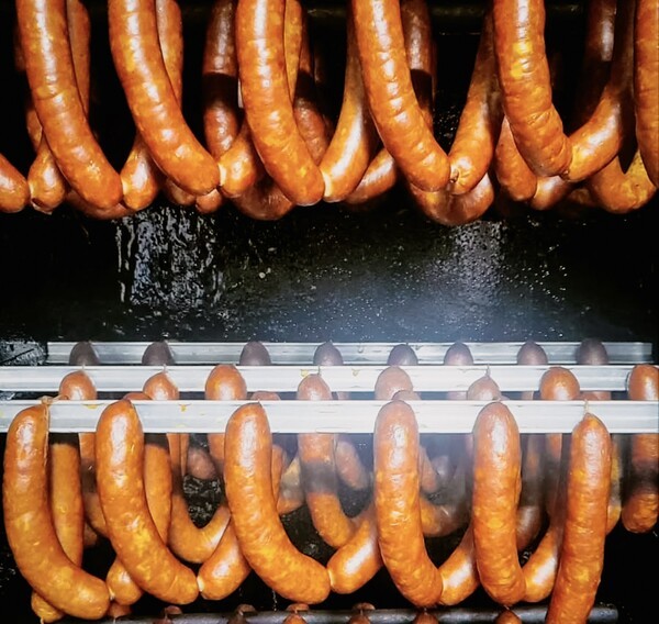 ▲폴란드식 소세지 가공에 빠질 수 없는 과정이 훈연이다.