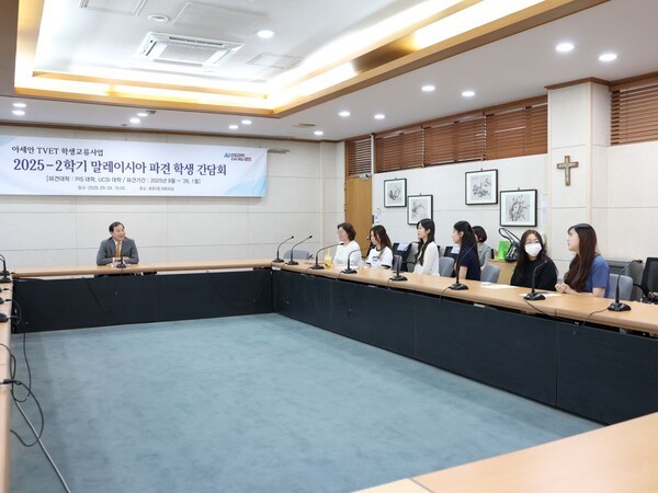 ▲육동인 총장이 학생들과 간담회를 갖고 있다. 경인여대