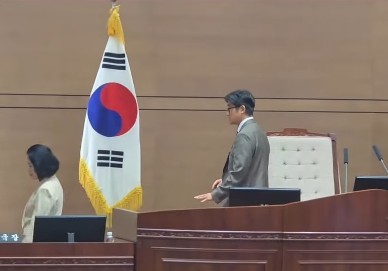 ▲지난 12일 천안시의회 본회의 중 의장석을 떠나는 김행금 천안시의장(사진 왼쪽). 독자 제공