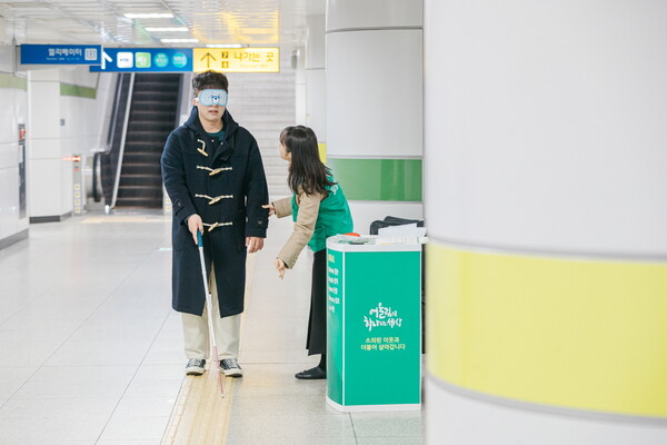 ▲시청각장애인은 시각장애와 청각장애를 동시에 보유하고 있어 감옥에 갇힌 삶, 고립의 삶을 살고 있다. 사진은 밀알복지재단의 캠페인 참여 시민이 시각장애 체험을 하고 있는 모습. 밀알복지재단