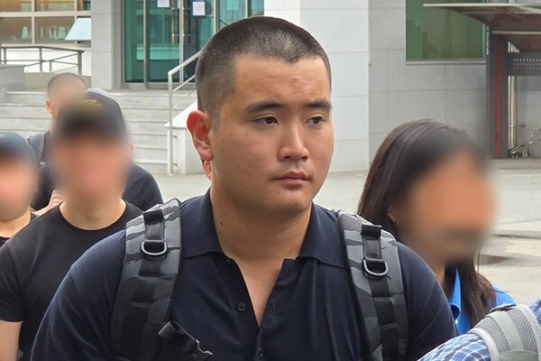 ▲15일 경남 진해 해군사관학교에서 열린 해군 학사장교 사관후보생 입영식 행사장으로 향하고 있는 이재용 삼성전자 회장의 장남 이지호 씨. 