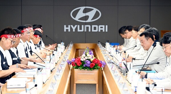 ▲ 현대자동차 노사 대표가 6월 18일 울산공장에서 올해 임금 및 단체협약 상견례를 열고 있다. 연합뉴스