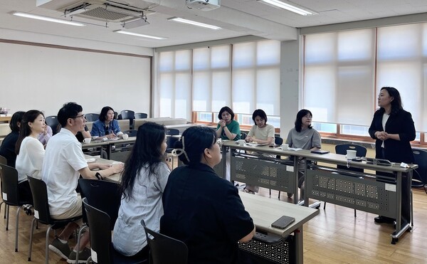 ▲지난 8월 12일, 제주시교육지원청 동부협의체 교육복지사 및 교육청 직원 등 9명이 은평교육복지센터를 방문해  학생맞춤통합지원을 위한 서울의 교육복지센터 운영방안에 대해 설명을 듣고 있다. [서울지역교육복지센터협의회 제공]