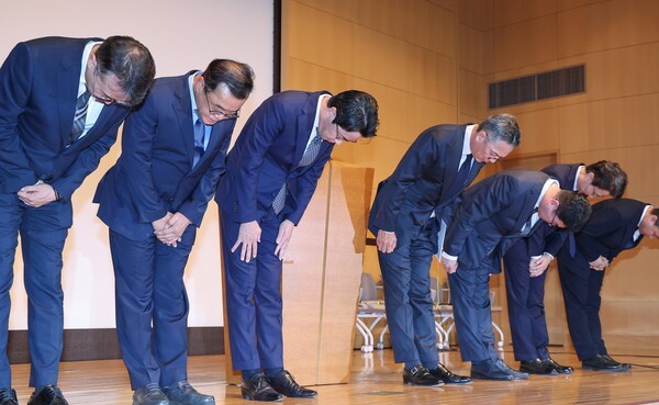 ▲조좌진 롯데카드 대표이사 등 관계자들이 지난 18일 서울 중구 부영태평빌딩에서 해킹 사고로 인한 고객 정보 유출사태에 대해 대고객 사과를 하고 있다. 연합뉴스
