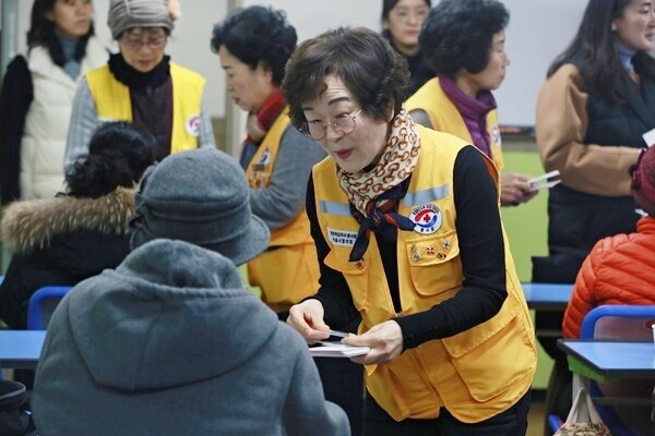 ▲NGO도 독거노인 고독사 문제 해결과 독거노인 지원에 기여하고 있다. 적십자사 서울지사는 ‘기억을 지키는 적십자’ 기적 캠페인을 통해 독거노인 등 어르신 세대의 치매 예방과 인식 개선 활동을 실시하고 있다. 사진은 적십자사 서울지사의 치매 예방 캠페인 모습. 적십자사 서울지사