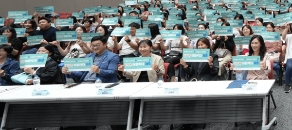 ▲인천시는 지난 9월 26일 배우 신애라(앞줄 오른쪽에서 두 번째)를 초청, ‘내 아이의 마음을 여는 행복열쇠’를 주제로 아동학대 예방 부모교육을 실시했다. 배우 신애라가 참석자들과 함께 팻말을 들고 있다. 인천시