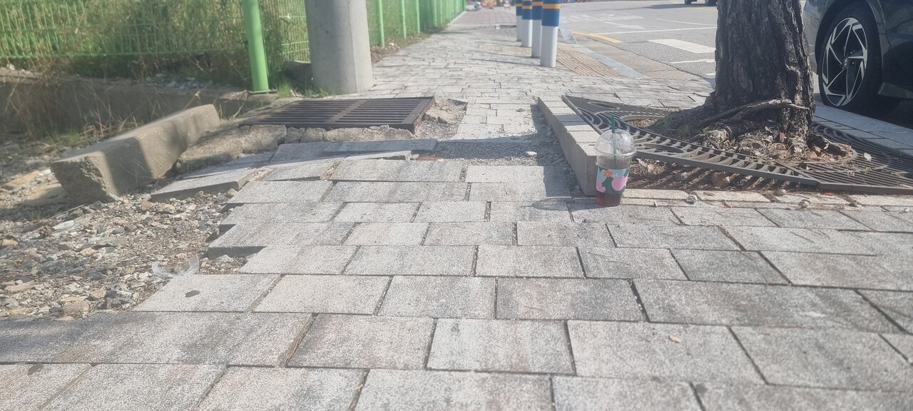 ▲충남 서산시 해미읍성 인근의 위험한 인도. 백승일 기자