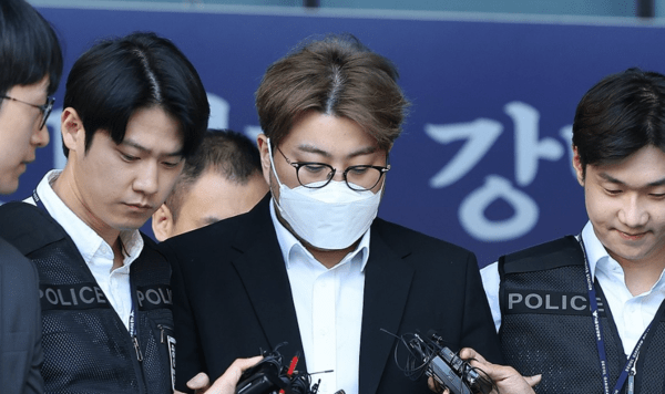 ▲음주 뺑소니 혐의를 받는 가수 김호중이 지난해 5월 31일 오전 서울 강남구 강남경찰서에서 검찰로 송치되고 있다.​연합뉴스