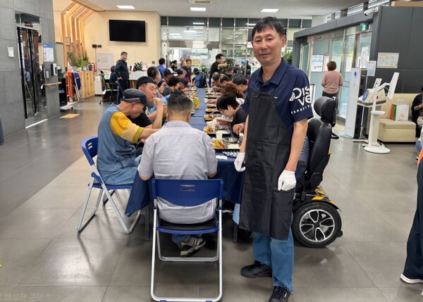 ▲ 서울 구룡마을에서는 장녹연 회원이 운영하는 식당에서 장애인·소외계층 대상 무료 점심을 제공하고, 회원들이 준비한 소규모 이벤트와 답례품을 나눴다. 장녹연 제공