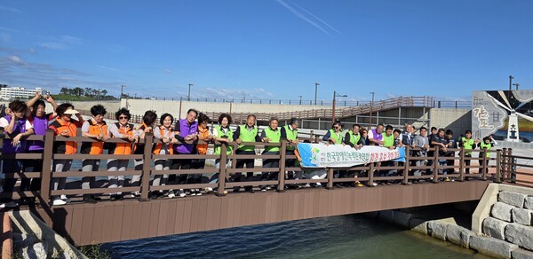 ▲경북 경주시 감포 남방파제 용오름 광장에서는 회원 40여 명이 바다 정화 활동의 일환으로 직접 제작한 흙공(EM 흙공)을 바다에 투척해 적조 예방 캠페인을 벌였다. 장녹연 제공