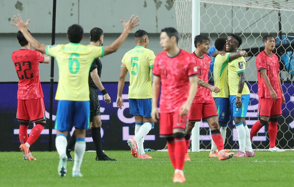 ▲10일 서울 마포구 서울월드컵경기장에서 열린 한국과 브라질 축구 대표팀의 친선경기. 한국 선수들이 추가 실점한 후 아쉬워하고 있다.연합뉴스