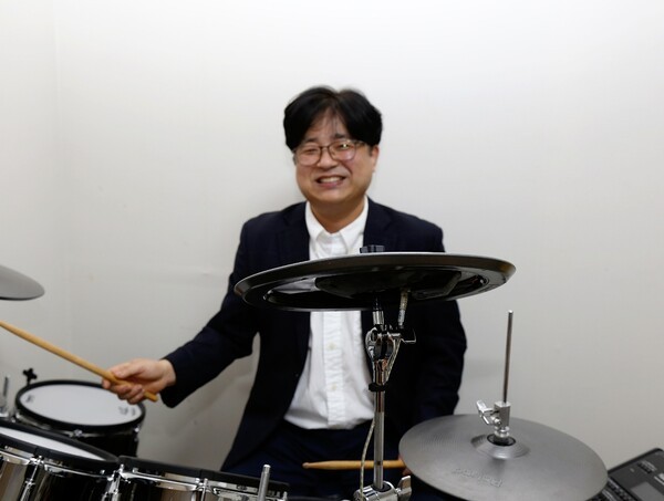 ▲ 김재열 대표는 20대 초반에 한국십대선교회(한국YFC)에서 드럼을 치는 봉사자로 활동한 경험을 바탕으로 2013년 사람을 세우는 사람들 더유스를 창립했다. [이영일 기자]