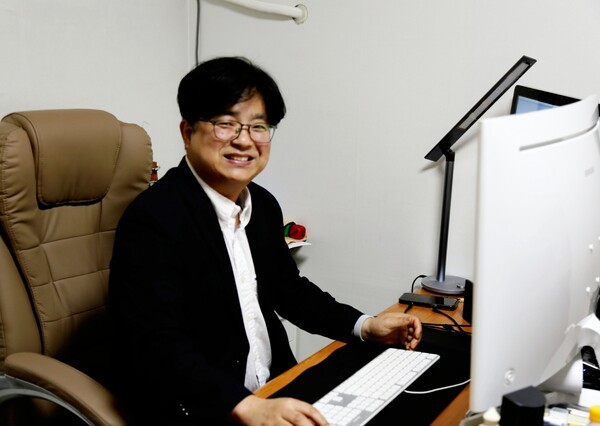 ▲ 김재열 대표는 뇌성마비 장애인인 자기 딸이 행복하려면 은둔형 외톨이가 살만한 나라가 되면 딸도 행복할 것 같다고 말한다. [이영일 기자]