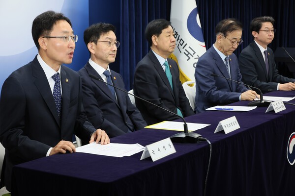 ▲ 임광현 국세정창이 15일 서울 종로구 정부서울청사에서 주택시장 안정화 대책 관계부처 합동브리핑을 하고 있다. 연합뉴스