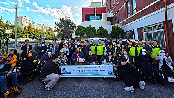 ▲교통약자 나들이 행사 참가자들이 단체 사진을 찍고 있다. 인천교통공사