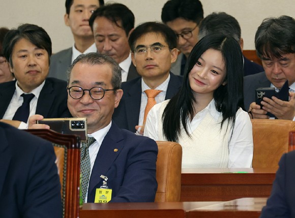 ▲정인섭 한화오션 거제사업장 사장이 지난해 환경노동위 국감에서 걸그룹 뉴진스 하니를 카메라에 담아 논란이 된 장면.연합뉴스