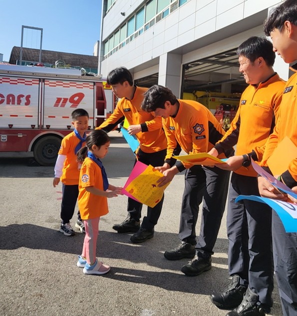 ▲지난 20일 서산색동어린이집 원생들이 정성스럽게 작성한 감사 편지를 소방관들에게 전달하고 있다. 독자 제공