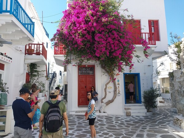 ▲여행은 힐링이다. 보고 듣고 배우는 것이 많다. 갈 수 있을 때 서둘러 가는 것이 바람직하다. 그리스에서 필자