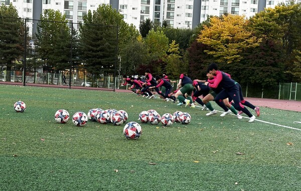 ▲기온이 뚝 떨어진 운동장에서 능곡고등학교 축구팀이 훈련을 하고 잇다. 김민근 기자