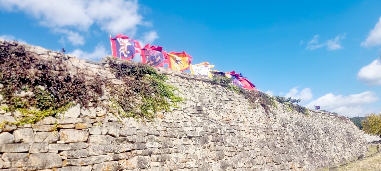 ▲충남 서산시 해미면 소재 해미읍성 성벽위의 펄럭이는 깃발들. 백승일 기자 