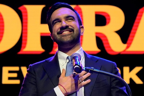 ▲뉴욕 시장 선거에서 승리한 조란 맘다니가 당선이 확정된 후 지지자들 앞에서 연설하고 있다. AP/연합뉴스