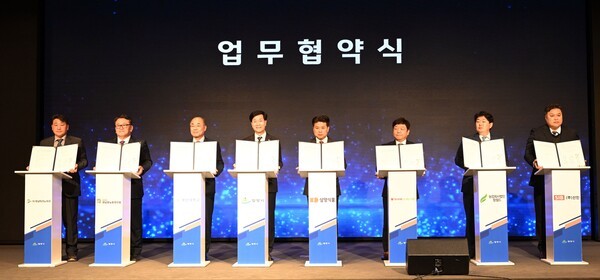 지난 6일 서울 여의도 중소기업중앙회 KBIZ홀에서 열린 2025 밀양시 투자유치설명회에서 안병구 밀양시장(왼쪽 4번째)이 최재원 부산대학교 총장(왼쪽 3번째), 김동찬 ㈜삼양식품 대표(왼쪽 5번째) 등 7개 기업·기관과 K-푸드 수출산업 육성을 위한 푸드테크 연구지원센터 구축 및 운영에 관한 업무협약을 체결하고 기념 촬영을 하고 있다.