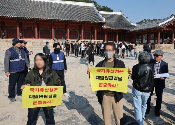 ▲ 최휘영 문화체육관광부 장관과 허민 국가유산청장이 7일 서울 종묘에서 종묘 앞 개발 규제 완화 관련 대법원 판결에 대한 입장 발표 기자회견을 준비 중인 가운데 세운 4구역 주민이 대법원 판결 이행 촉구 팻말을 들고 항의하고 있다. 연합뉴스