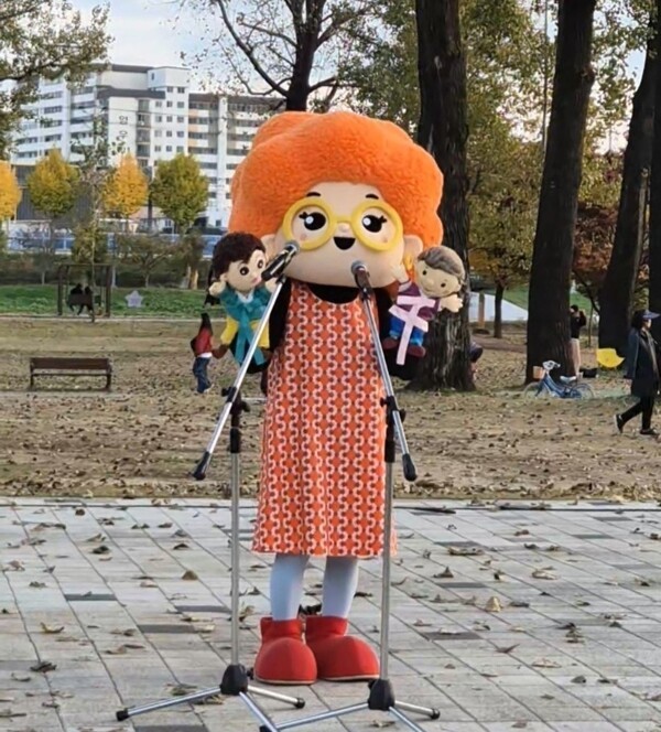 ▲캐릭터탈을 쓰고 1인 손인형 갈라공연을 하는 조승현 작가. 필자 제공