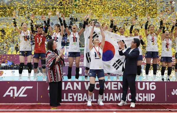 ▲한국 16세 이하(U-16) 배구 태극 여전사들이 2025 U-16 아시아선수권대회 우승을 차지하면서 침체에 빠진 여자배구의 '황금세대' 재탄생 기대감이 커지고 있다. 이승여 금천중 감독이 이끄는 한국 여자 U-16 대표팀은 9일(한국시간) 요르단 암만에서 끝난 대회 결승에서 대만을 풀세트 접전 끝에 3-2로 꺾고 정상에 올랐다. 연합뉴스