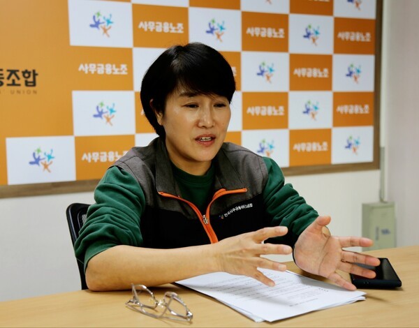 ▲ 박은영 지부장이 악성 고객의 사례를 기자에게 설명하고 있다. [이영일 기자]